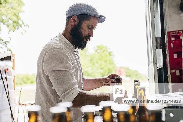 Brauereiarbeiter bereitet Bierflaschen vor