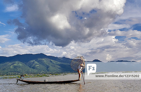 Asie Myanmar Shan States Inle Lake Intha fishermen; one-leg rowers;