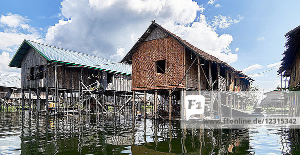 Dorf Phaw Khone; Inle See  Shan Staat  Myanmar (Burma)  Asien ; Stelzenhäuser ; steht im Wasser