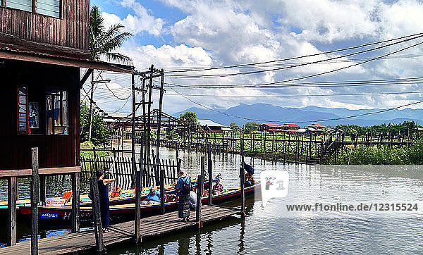 Gemeinde Maing Thauk; Inle-See  Shan-Staat  Myanmar (Burma)  Asien; Stelzenhäuser; steht im Wasser