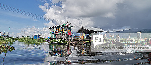 Gemeinde Maing Thauk; Inle-See  Shan-Staat  Myanmar (Burma)  Asien; Stelzenhäuser; steht im Wasser; Der erhöhte Gehweg in der Nähe des Dorfes Maing Thauk auf dem Weg zum Wochenmarkt