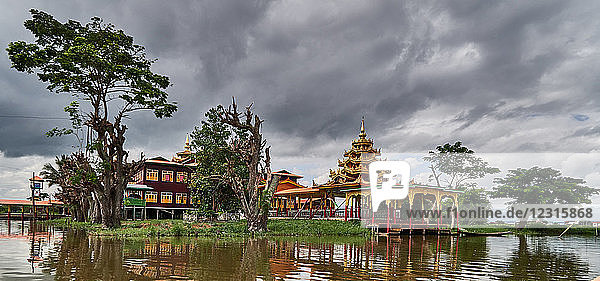 D'IN Dein Stadt; Shan Staat  Myanmar (Burma)  Asien; Stelzenhäuser; steht im Wasser; Einheimische in einem Holzboot paddeln auf dem Inle See