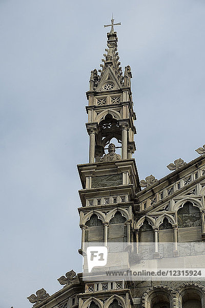 Europa  Italien  Lombardei  Monza. Die Kathedrale von Monza  die dem Heiligen Johannes dem Täufer gewidmet ist  wurde zwischen dem vierzehnten und siebzehnten Jahrhundert erbaut. Detail der Turmspitze der Königin Teodolinda