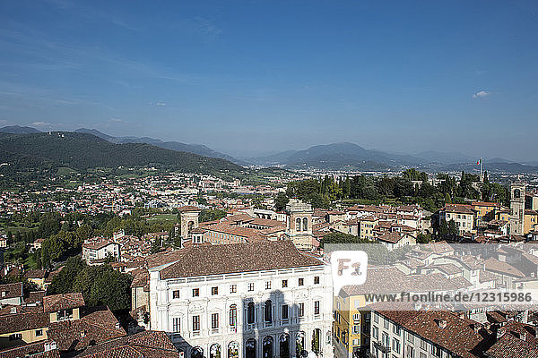 Italien  Lombardei  Bergamo  Città Alta  Stadtbild mit Palazzo Nuovo vom Stadtturm (dem ''Campanone'')