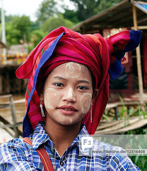 Asia; Myanmar Pa-O or Pao girl in traditional dress  ethnic minority  traditional costume  Shan State  Inle Lake thanaka Face Pain