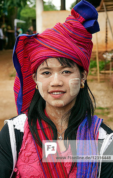 Asien; Myanmar Pa-O oder Pao-Mädchen in traditioneller Kleidung  ethnische Minderheit  Tracht  Shan-Staat  Inle-See  thanaka Gesichtsschmerz