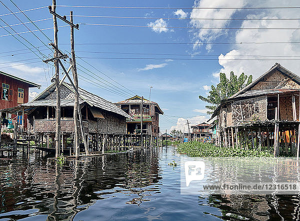 Dorf Phaw Khone; Inle See  Shan Staat  Myanmar (Burma)  Asien ; Stelzenhäuser ; steht im Wasser