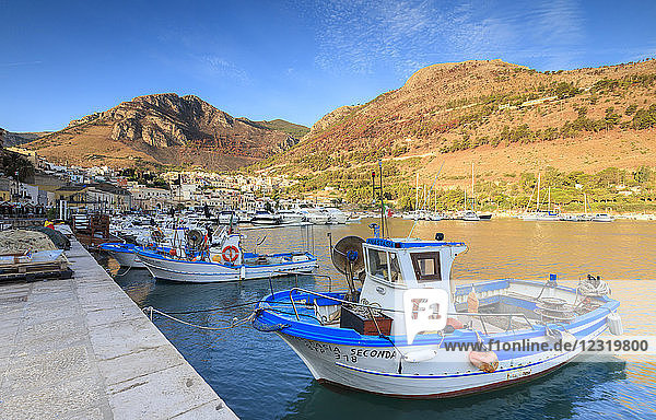 Fischerboote im Hafen  Castellammare del Golfo  Provinz Trapani  Sizilien  Italien  Mittelmeer  Europa