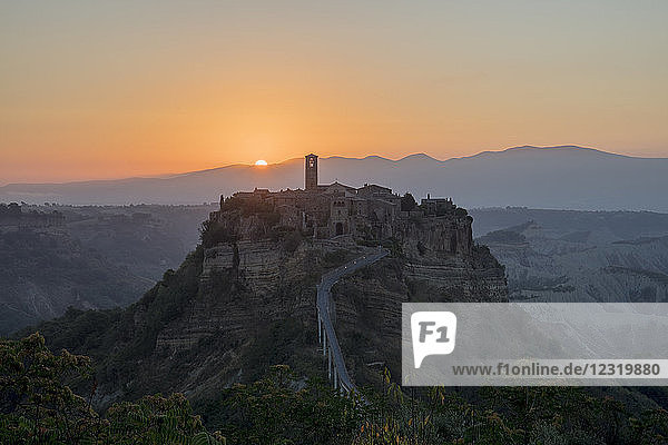 Sonnenaufgang in Civita di Bagnoregio  einer Stadt auf dem Hügel  Provinz Viterbo  Italien  Europa
