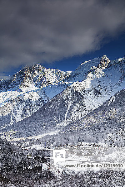 Dorf Les Houches unterhalb des Mont Blanc  Chamonix  Hochsavoyen  Rhone-Alpen  Frankreich  Europa