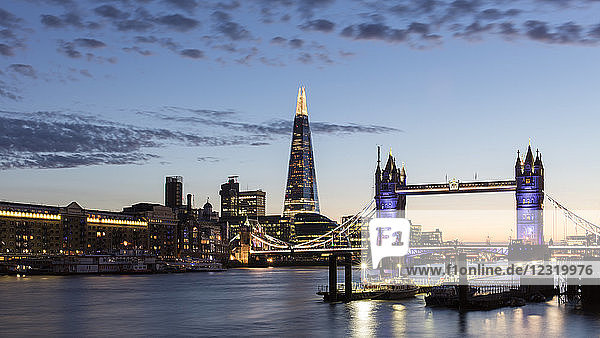 Tower Bridge und The Shard bei Sonnenuntergang  aufgenommen von Wapping  London  England  Vereinigtes Königreich  Europa