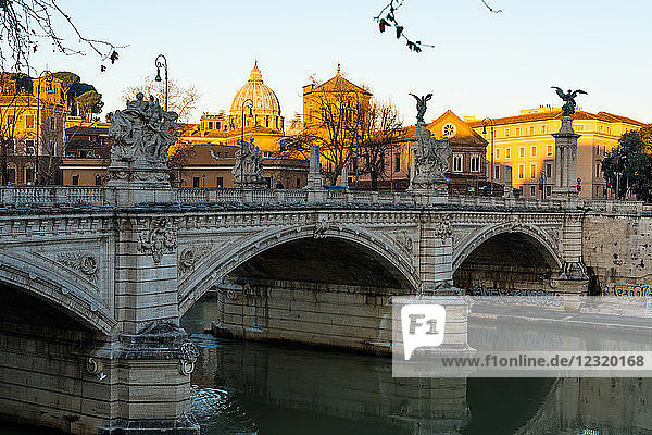 Der Sonnenaufgang trifft auf den Vatikan und den Petersdom  hat aber die Brücke Vittorio Emanuele II im Vordergrund noch nicht erreicht  Rom  Latium  Italien  Europa