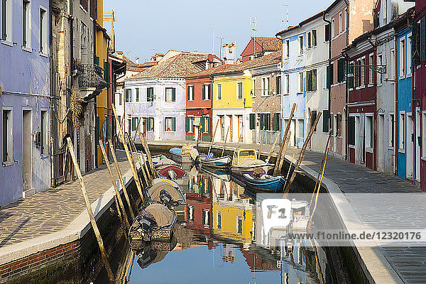 Bunte Häuser und Boote neben dem Kanal  Burano  Venedig  Venetien  Italien  Europa