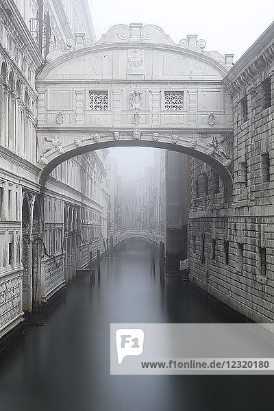 Seufzerbrücke im Nebel  Winter  Venedig  UNESCO-Weltkulturerbe  Venetien  Italien  Europa