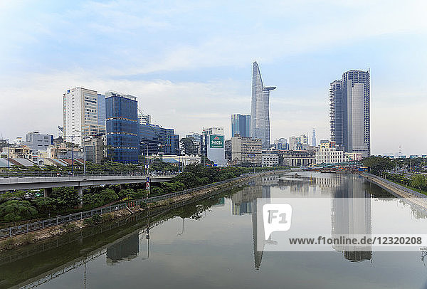 Blick auf den Bitexco Tower im Zentrum von Ho-Chi-Minh-Stadt (Saigon) und einen Kanal am Saigon River  Vietnam  Indochina  Südostasien  Asien