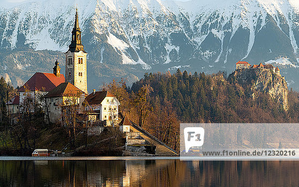 Kirche Mariä Himmelfahrt und Schloss Bled  Bleder See  Slowenien  Europa