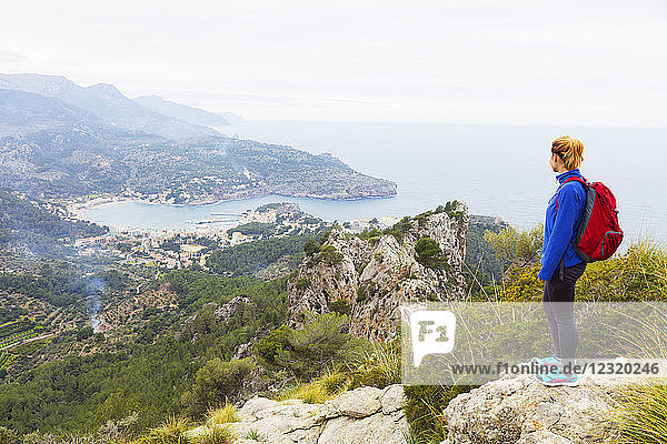 Serra de Tramuntura  Wanderer auf einem Weg oberhalb von Soller  Mallorca  Balearische Inseln  Spanien  Mittelmeer  Europa