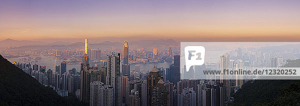 Hong Kong skyline at sunset  with a beautiful view of the Central CBD  Victoria Harbour  Kowloon cityscape  Hong Kong  China  Asia