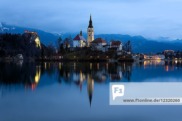Die Kirche Mariä Himmelfahrt in der Morgendämmerung  Bleder See  Slowenien  Europa