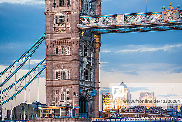 Tower Bridge rahmt Canary Wharf bei Sonnenuntergang  London  England  Vereinigtes Königreich  Europa