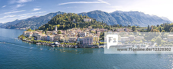 Panorama-Luftaufnahme von Bellagio auf grünem Vorgebirge am Ufer des Comer Sees  Provinz Como  Lombardei  Italienische Seen  Italien  Europa (Drohne)
