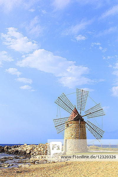 Windmühle  Baia dei Mulini  Trapani  Sizilien  Italien  Mittelmeer  Europa