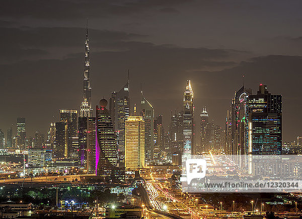 Finanzzentrum und Stadtzentrum in der Abenddämmerung  Blick von oben  Dubai  Vereinigte Arabische Emirate  Naher Osten
