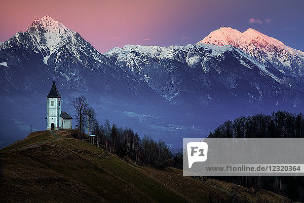 Die Kirche von St. Primoz  Jamnik  bei Sonnenuntergang  Slowenien  Europa