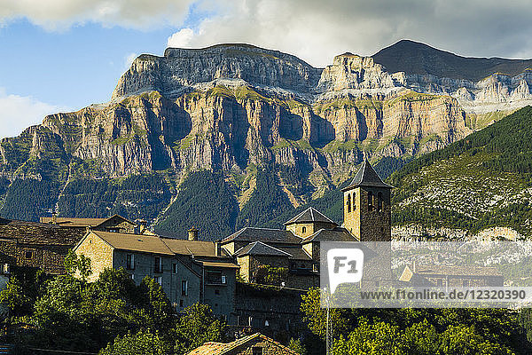 Dorf und Kirche von Torla und der Berg Mondarruego (Roter Berg) im Nationalpark Ordesa  Torla  Pyrenäen  Huesca  Aragon  Spanien  Europa