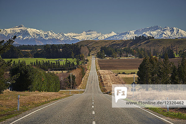 Open road on State Highway 6 near Cromwell  Central Otago with views to the ski fields at Wanaka  Otago  South Island  New Zealand  Pacific