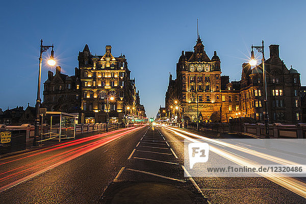 Verkehr auf der North Bridge  Edinburgh  Schottland  Vereinigtes Königreich  Europa