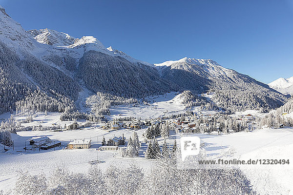 Verschneites Alpendorf Bergun  Albulatal  Kanton Graubünden  Schweiz  Europa