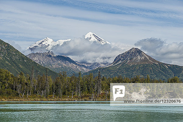 Mount Redoubt und Crescent Lake  Lake Clark National Park and Preserve  Alaska  Vereinigte Staaten von Amerika  Nordamerika