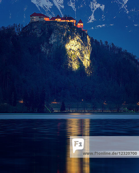 Schloss Bled bei Nacht  Bleder See  Slowenien  Europa