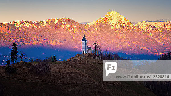 Die Kirche von St. Primoz  Jamnik  bei Sonnenuntergang  Slowenien  Europa