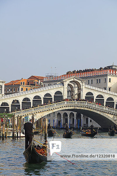 Gondola at Rialto Bridge  Venice  UNESCO World Heritage Site  Veneto  Italy  Europe