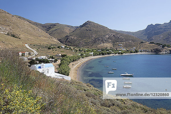 Blick über die Bucht und den Strand von Koutalas an der Südostküste der Insel  Serifos  Kykladen  Ägäisches Meer  Griechische Inseln  Griechenland  Europa