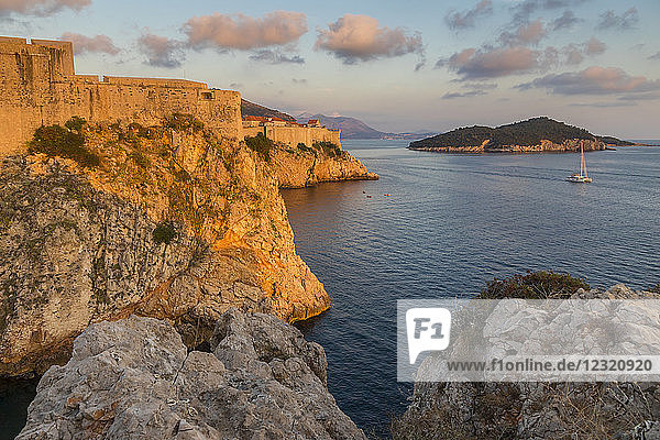 Blick auf die Festung Lovrijenac (St. Lawrence Festung)  die Stadtmauern und die Insel Lokrum bei Sonnenuntergang  Kroatien  Europa