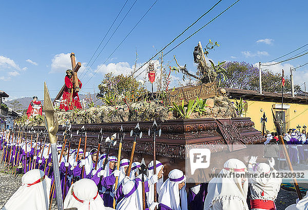 Karfreitagsprozession in den Straßen von Antigua während der Karwoche 2017  Antigua  Guatemala  Mittelamerika