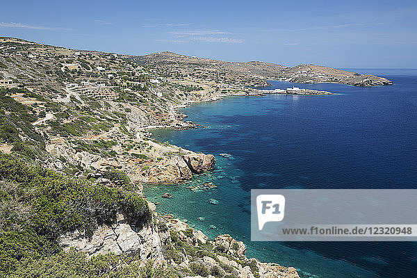 Blick entlang der Südostküste der Insel in Richtung Chrisopigi  Sifnos  Kykladen  Ägäisches Meer  Griechische Inseln  Griechenland  Europa