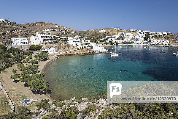 Blick auf kristallklares Meer und Sandstrand an der Südostküste  Faros  Sifnos  Kykladen  Ägäisches Meer  Griechische Inseln  Griechenland  Europa