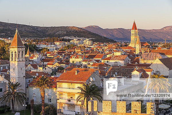 Blick von der Festung Kamerlengo über die Altstadt von Trogir bei Sonnenuntergang  UNESCO-Weltkulturerbe  Kroatien  Europa