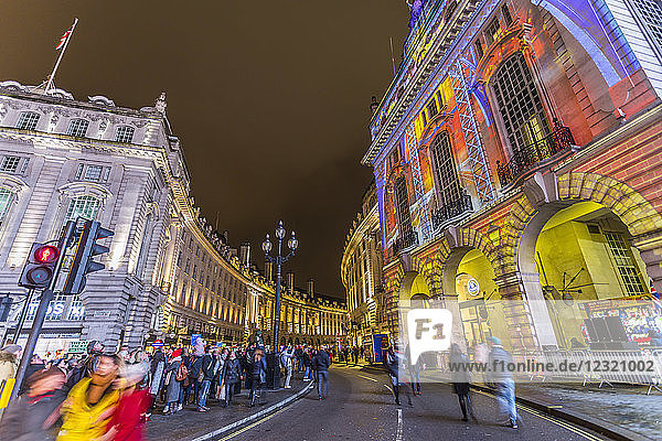 Beleuchtetes Gebäude am Piccadilly Circus und in der Regent Street während der London Lumiere  London  England  Vereinigtes Königreich  Europa