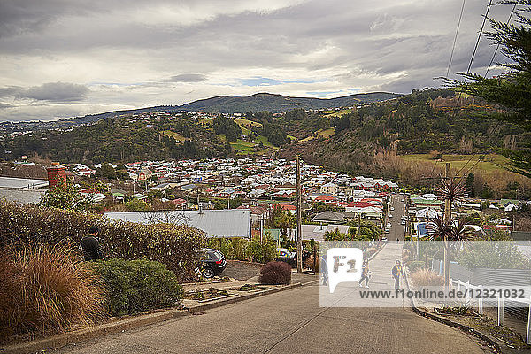Touristen in der Baldwin Street  der steilsten Wohnstraße der Welt mit einer durchschnittlichen Steigung von 1:5 und einer Länge von 350 Metern  Dunedin  Otago  Südinsel  Neuseeland  Pazifik