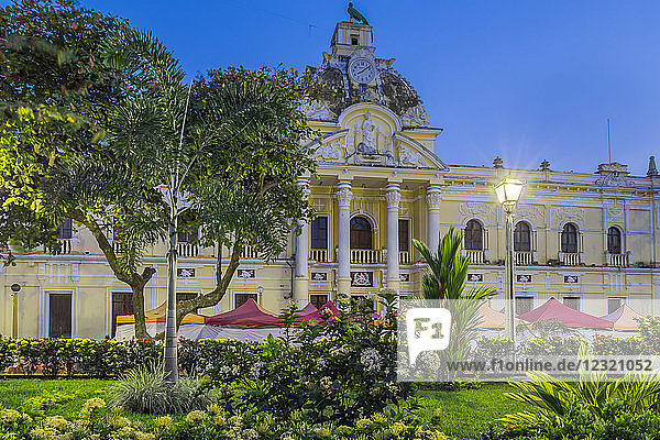 Das Rathaus von Retalhuleu auf dem Hauptplatz in der Abenddämmerung  Retalhuleu  Guatemala  Mittelamerika
