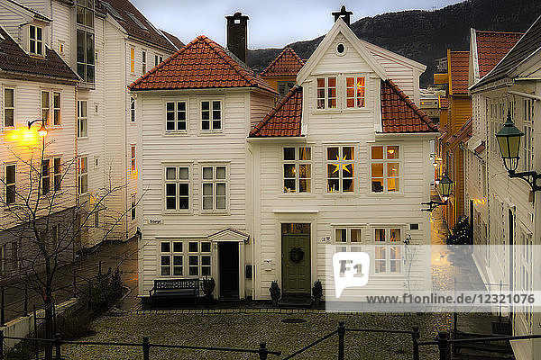 Hygge (gemütlich) aussehendes Haus mit nordischen Weihnachtsstern-Laternen im Tvedtegarden  Sliberget Straße. Bergen  Hordaland  Norwegen  Skandinavien  Euruope