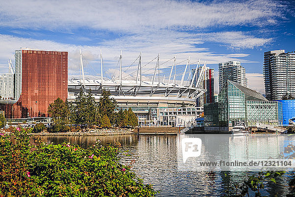 Blick auf den False Creek und die Skyline von Vancouver  einschließlich BC Place  Vancouver  British Columbia  Kanada  Nordamerika