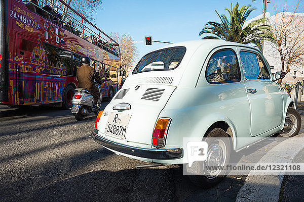 Rom Verkehr mit klassischem Fiat 500 Auto  Roller und Touristenbus  gesehen auf Stadtstraße  Rom  Latium  Italien  Europa