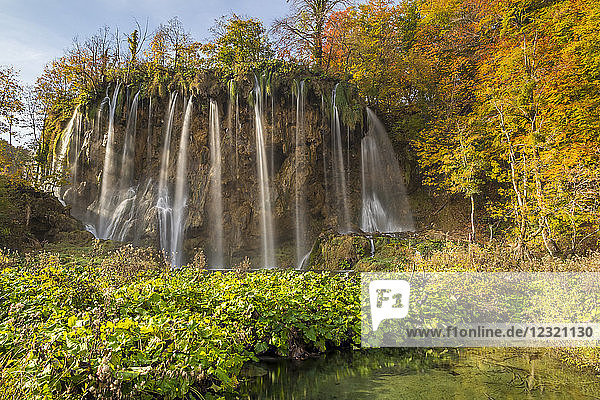Galovac-Wasserfall im Nationalpark Plitvicer Seen im Herbst  UNESCO-Welterbe  Kroatien  Europa