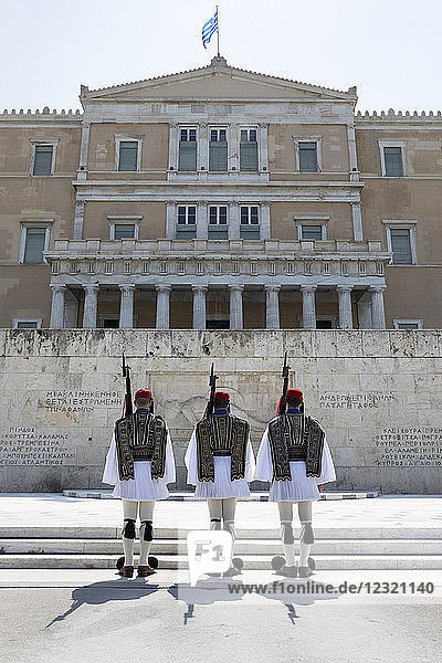 Wachablösung am Grabmal des Unbekannten Soldaten auf dem Syntagma-Platz mit dem alten Königspalast  Athen  Griechenland  Europa